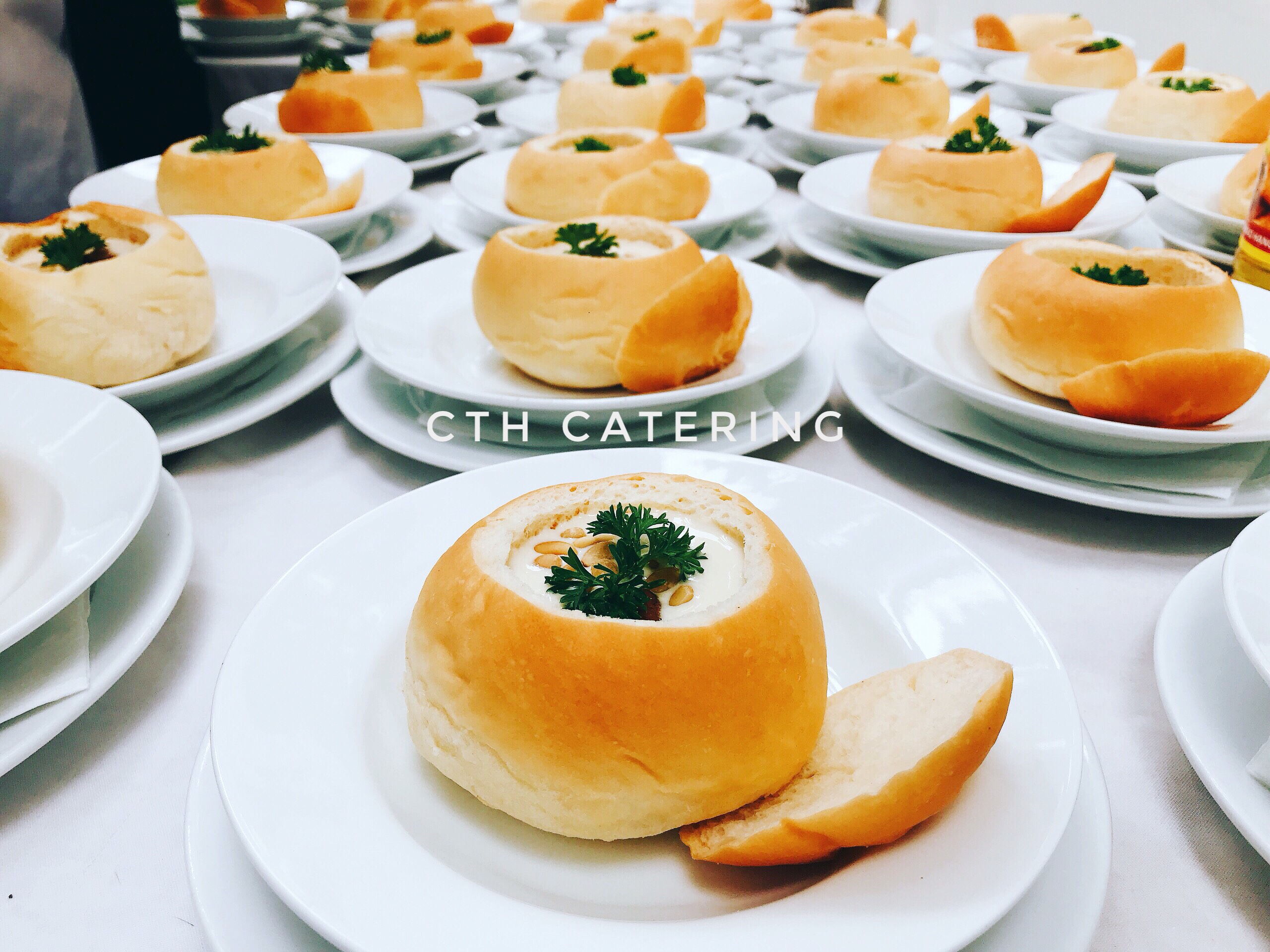 Bàn tea break với bánh và đồ uống